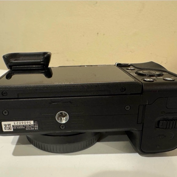 Sony A6400 Black Mirrorless Camera with Tamron Lens - Picture 4 of 10